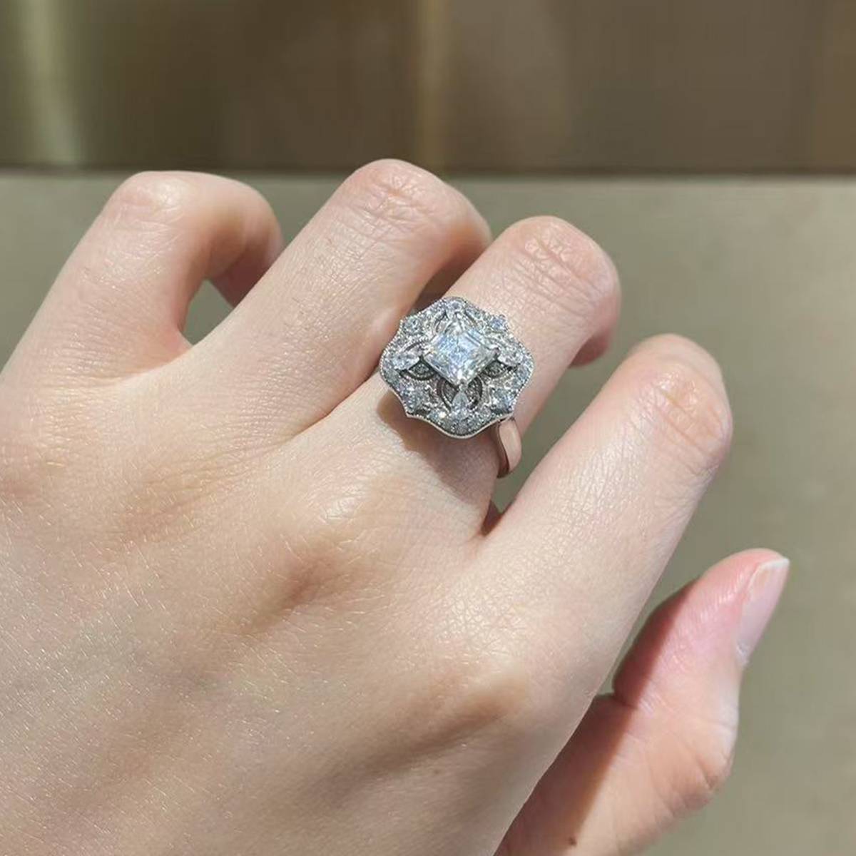 公主方女戒S925银镀白金定制选款主石莫桑钻1.0ct/副石高碳钻